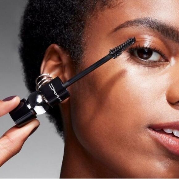 Mac Cosmetics Mac Stack Infinite-Build Volume + Length Mascara - Picture 9 of 11